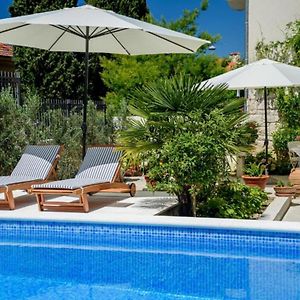 Palace Schoen Milesi - Esense Of Prestige - Private Pool - Free Parking - Old Money Style Luxury Rooms - Walking Distance To The Old Town, The Beach And All Amenities - Buralux Properties